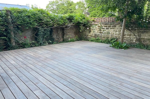 Photo de la terrasse qui remplace une grosse partie du jardin