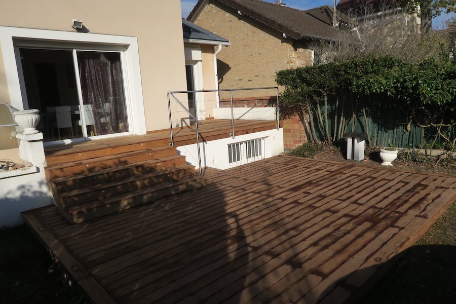 Photo de la vue finale de la terrasse avec un escalier et un garde-corps intégré