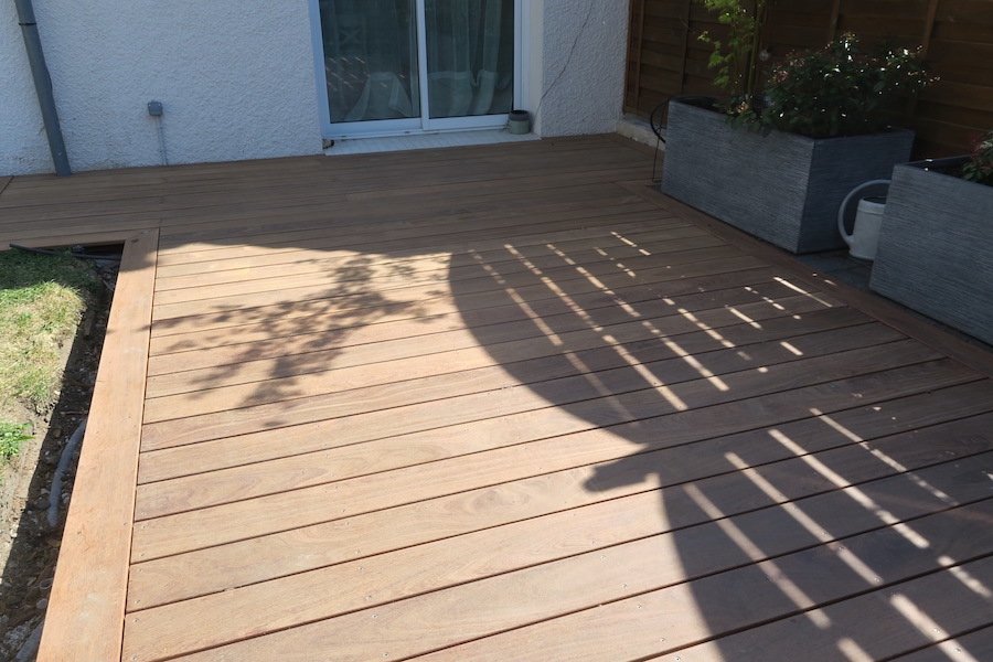 Photo de la pose des lames de Cumaru