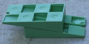 Boite de 300 Cales KOMBI-PETITE - Hauteur 18-30 mm