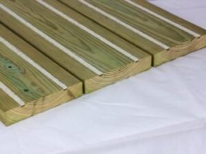 LAMES DE TERRASSE ANTIDÉPARANTES GRIPSURE EN PIN TRAITÉ CL. 4