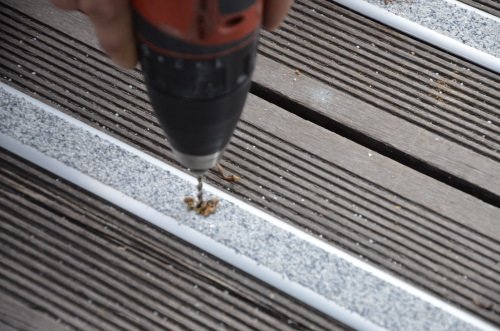 Préperçage des bandes antidérapantes