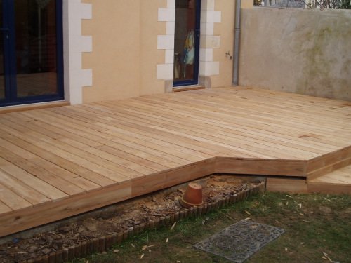 Terrasse sur terrain naturel en teck