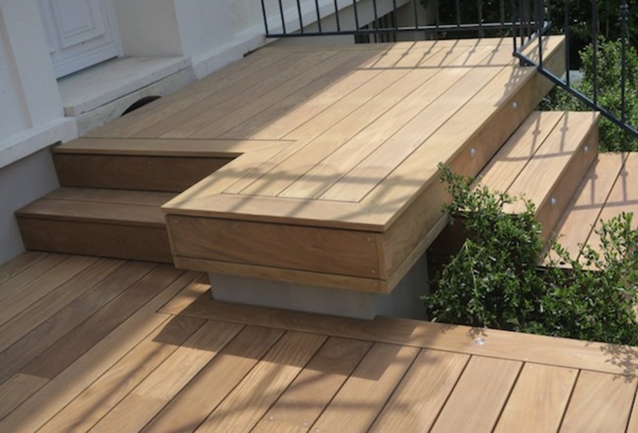 Terrasse avec escaliers et belles finitions