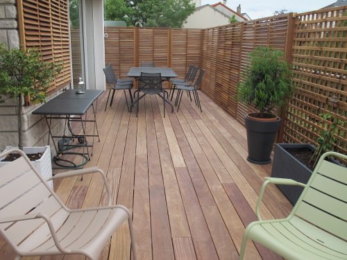 Terrasse entourée de brise-vue en bois