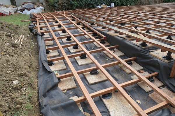 Structure d'une terrasse sur plots >en PVC réglables