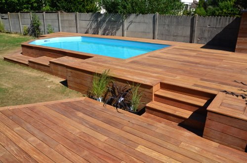 Terrasse en bois avec la piscine intégrée