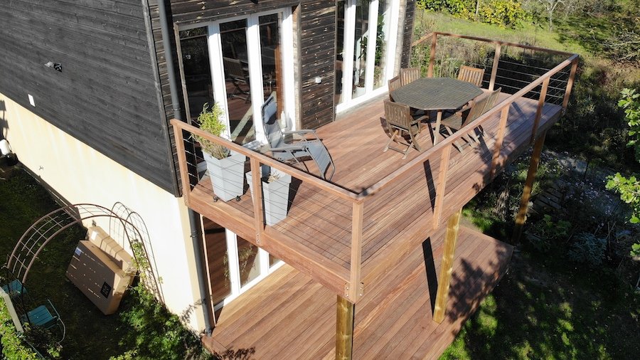 Beau balcon terrasse au 1er étage d'une maison.