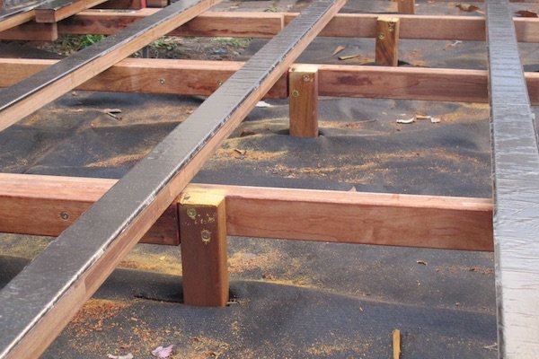 Terrasse sur pieux battus