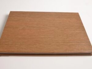 Lame de terrasse bois composite rainurée XtraWood "très large" (21x400cm). Couleur Teak